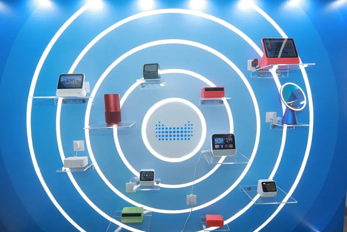 图为内置了天猫精灵的不同形态的产品