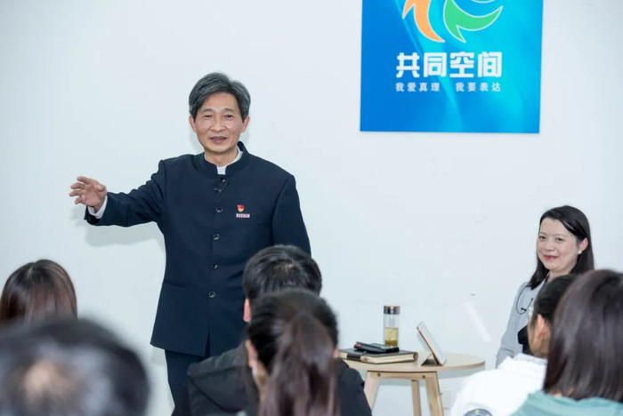 ▲高翅与同学们交流对“大学是什么”的思考（刘涛 摄）