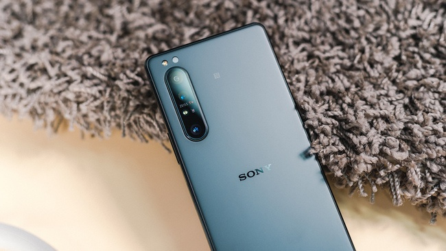 直接下结论：从硬件参数和成像风格来看，秉承写实风格。