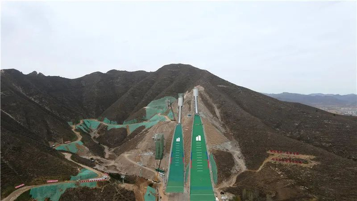 ▲ 10月27日拍摄的涞源国家跳台滑雪训练科研基地赛道。河北日报通讯员 黄艳 摄