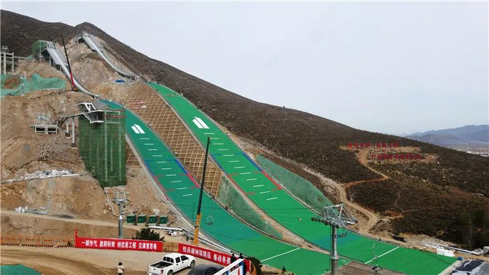 ▲ 10月27日拍摄的涞源国家跳台滑雪训练科研基地赛道。河北日报通讯员 黄艳 摄