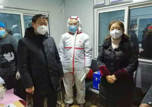 图为陈春阳（左一）除夕之夜在鄂皖交界处疫情防控点值守 