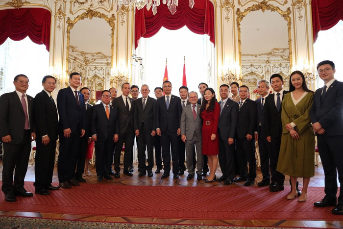 奥地利总统范德贝伦接见中国商务访问团，总统身边是柯桦龙