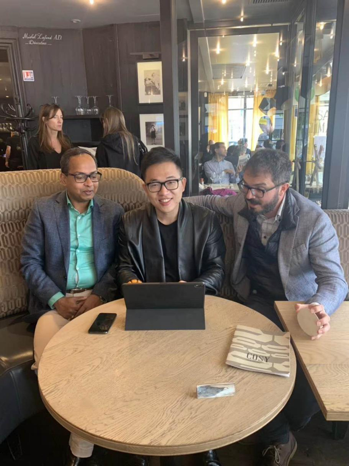 在巴黎与《奢侈品之路》作者阿肖克Som教授谈论品牌营销