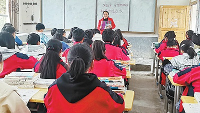 　　赫章县第一批特岗教师李文彩在给学生上课。 　　资料图片