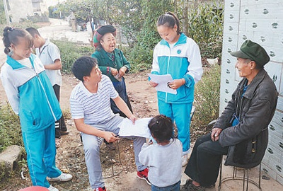 　　贵州赫章县第一批特岗教师石明警（左三）在双坪乡五里村家访。　　资料图片