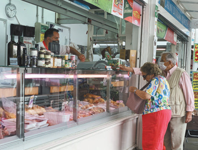顾客在新特斯塔丘市场内的店铺购买食品。记者 韩硕 摄