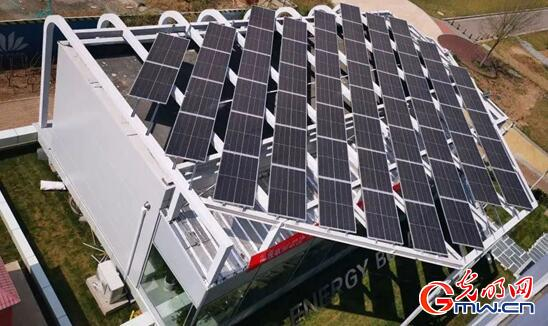 零耗能小屋屋顶的光伏发电设备。图片由受访者提供