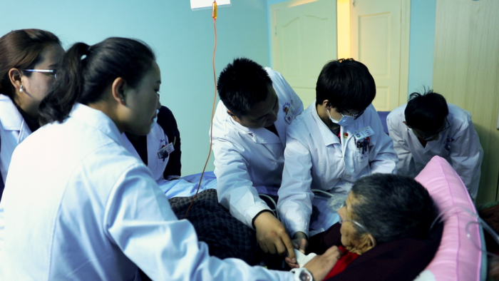 南京援藏医生们为病人进行会诊。墨竹工卡县供图