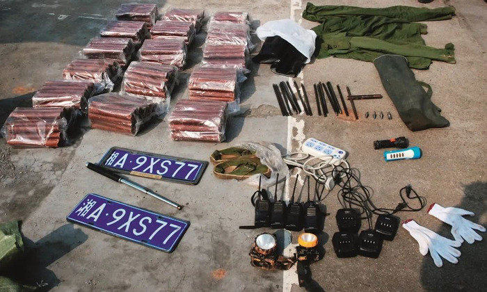 　　2014年3月，湖南常德临澧县公安局破获一起跨省盗掘全国重点文物保护单位——九里楚墓群案。犯罪嫌疑人使用的作案工具。图/新华