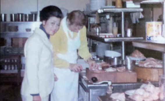 江孙芸在后厨指导（视频截图自詹姆斯·比尔德基金会短片）