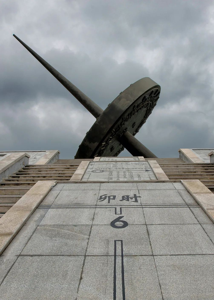 ▲  蒲城县中国科学院国家授时中心授时部日晷雕塑。摄影/视觉中国