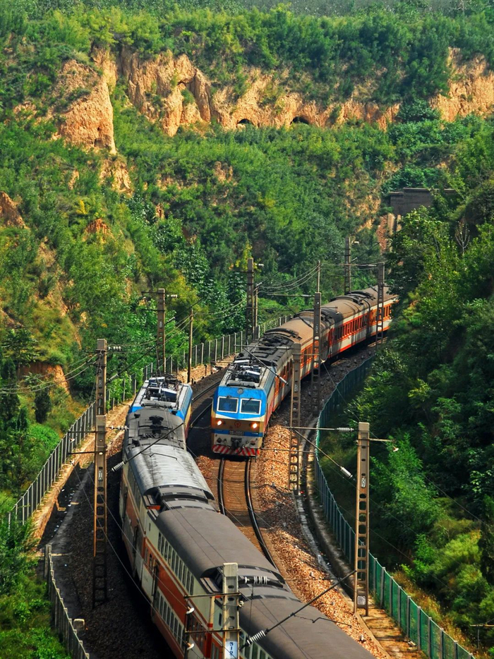 ▲ 陇海线上行驶的列车。 摄影/王嵬