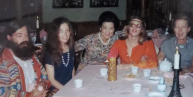 江孙芸与客人一起（视频截图自詹姆斯·比尔德基金会短片）