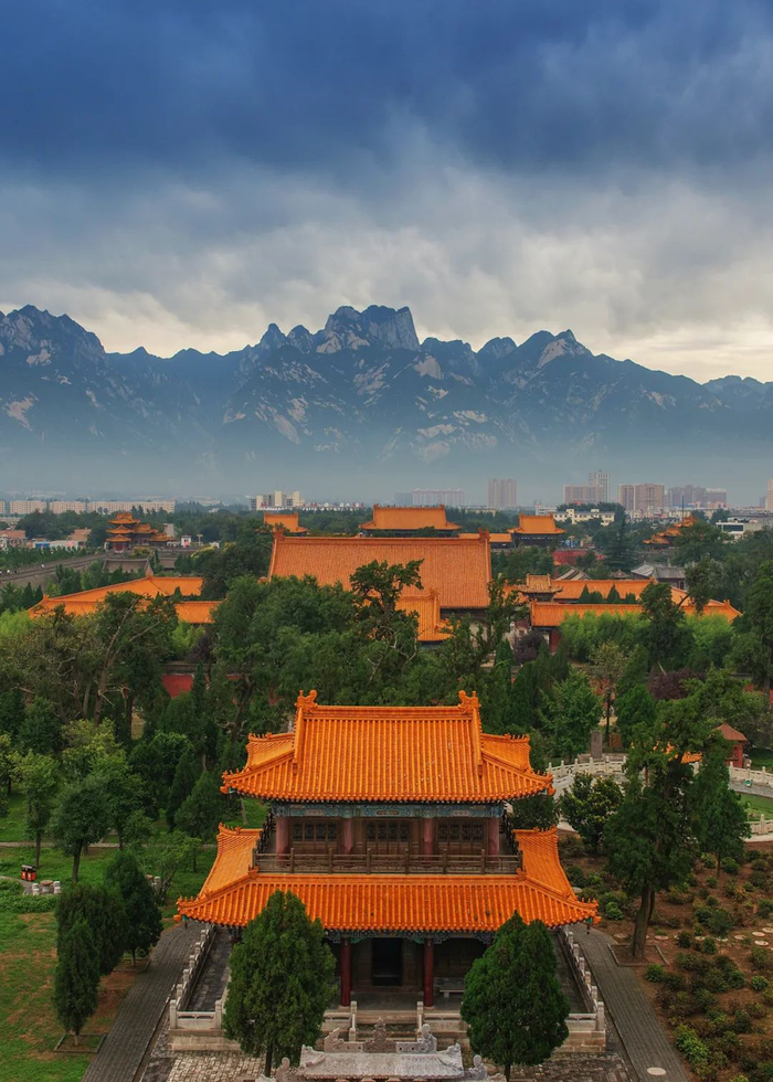 ▲  西岳庙，远处山峦为华山。摄影/李平安