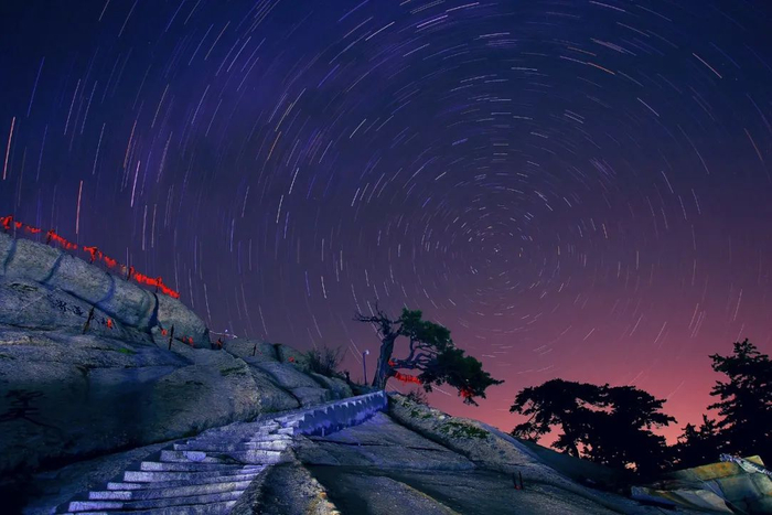 ▲ 华山在不同时间段，呈现出不同的风情。 摄影/张永锋