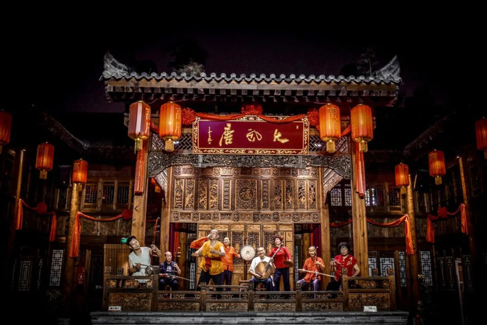 ▲ 表演中的华县皮影（上）与华阴老腔（下）。 上图/视觉中国；下图摄影/浩然视角，图/图虫·创意