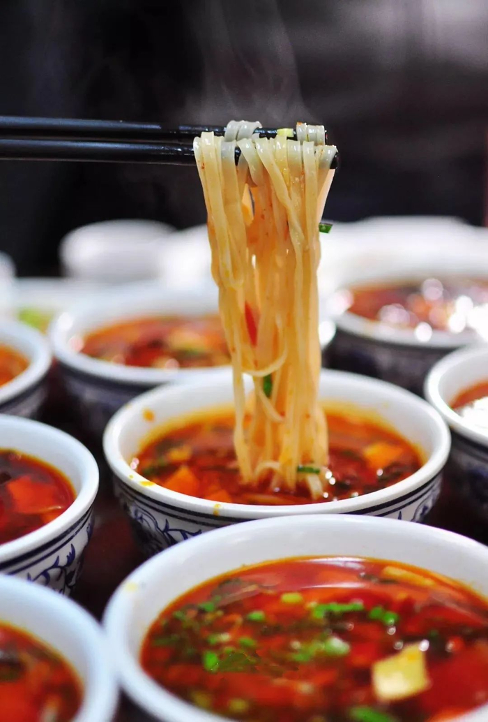 ▲ 令人垂涎的铡刀面。 摄影/王老虎寻鲜记