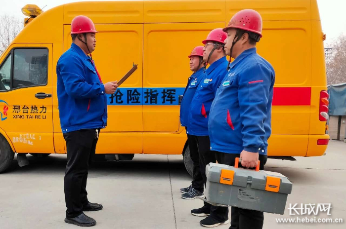 工作人员正在进行供热应急演练培训工作，提高应急处置能力。 通讯员 刘张焱 供图