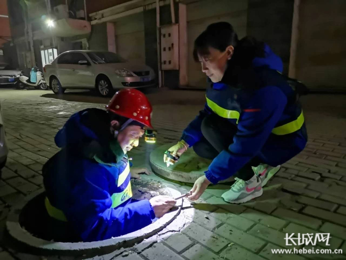 工作人员夜间检修热力井管道。 通讯员 刘张焱 供图