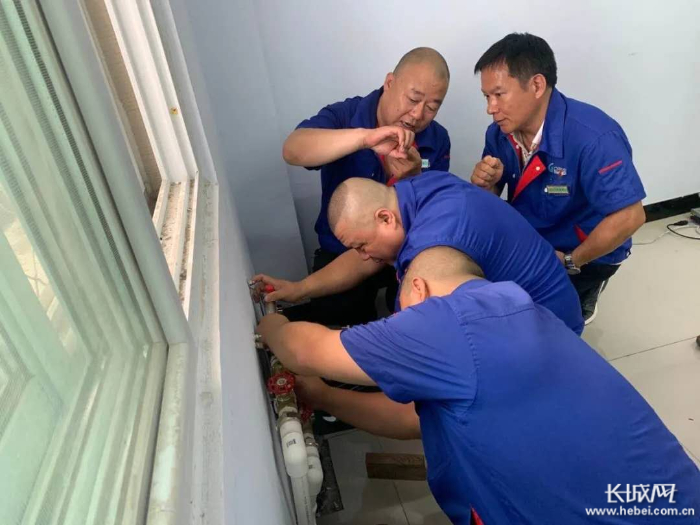 工作人员入户检修供热管道。 通讯员 刘张焱 供图