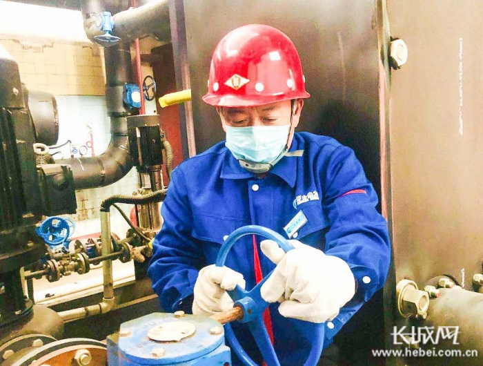 工作人员检修供热阀门。 通讯员 刘张焱 供图