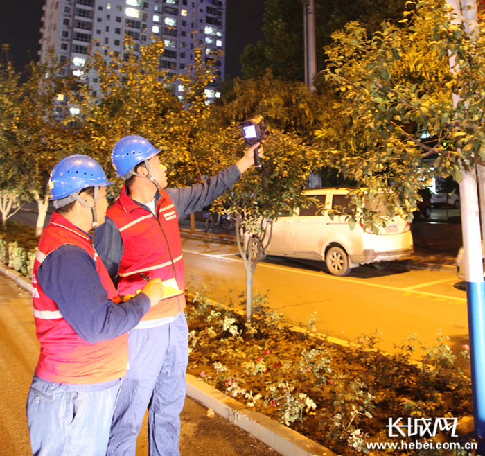 隆尧县供电公司员工夜巡保电。潘志方 供图