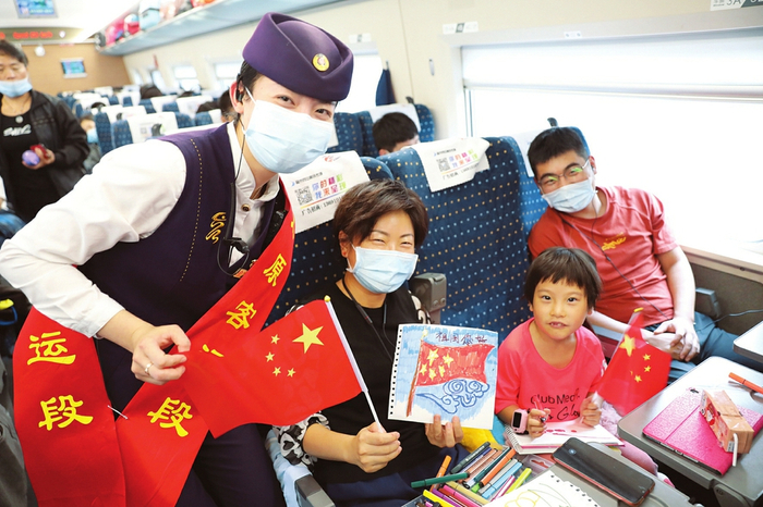 列车长与乘客拍照留念。（杜春春摄）