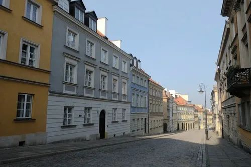 这是3月18日拍摄的波兰首都华沙老城的街道。新华社记者 周楠 摄