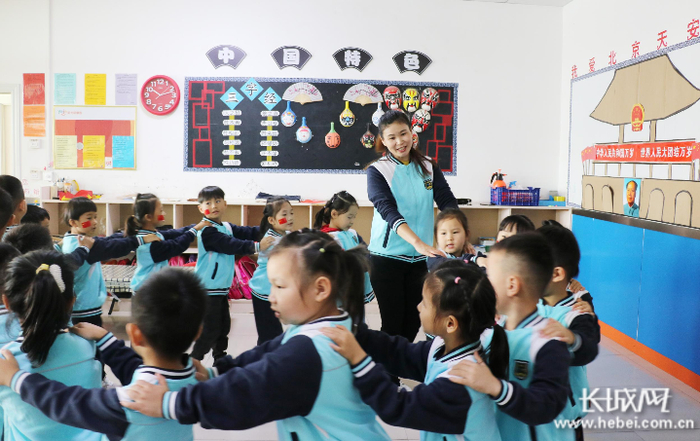 河北省广宗县阳光幼儿园的小朋友和老师一起做游戏，迎接国庆节的到来。 梁智晓 供图