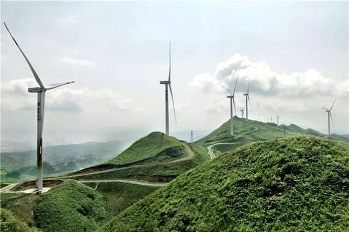 洪关太阳坪景区：风力发电机风景秀美。供图 张斌