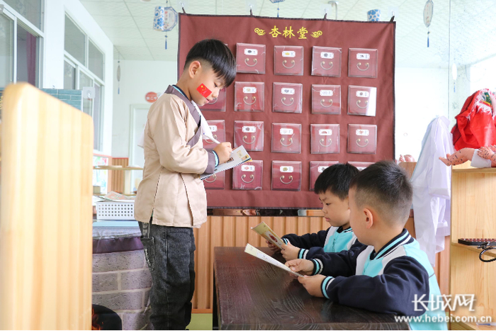 河北省广宗县阳光幼儿园的孩子们扮演医生角色。 梁智晓 供图