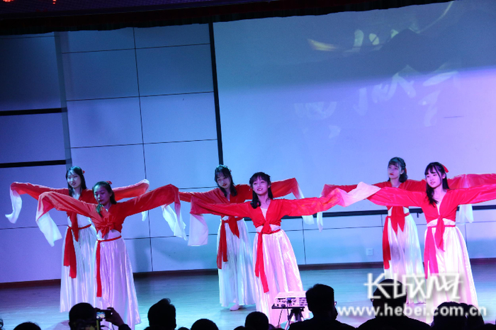 魏小茗正在表演节目。本人供图