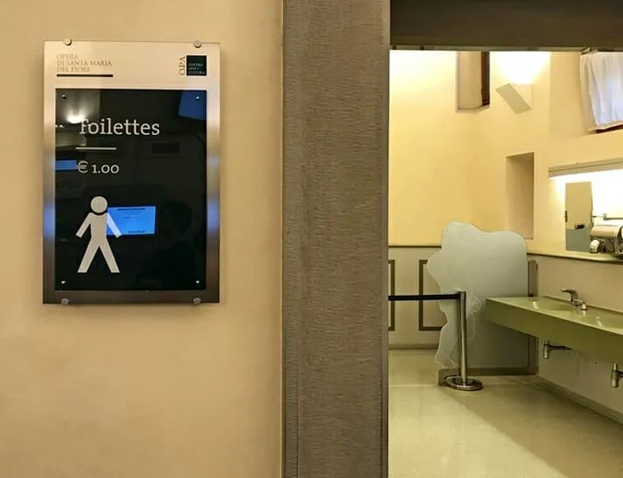 意大利的一处收费公厕，收费标准为1欧元（约合7.9元人民币）。图片来自网络