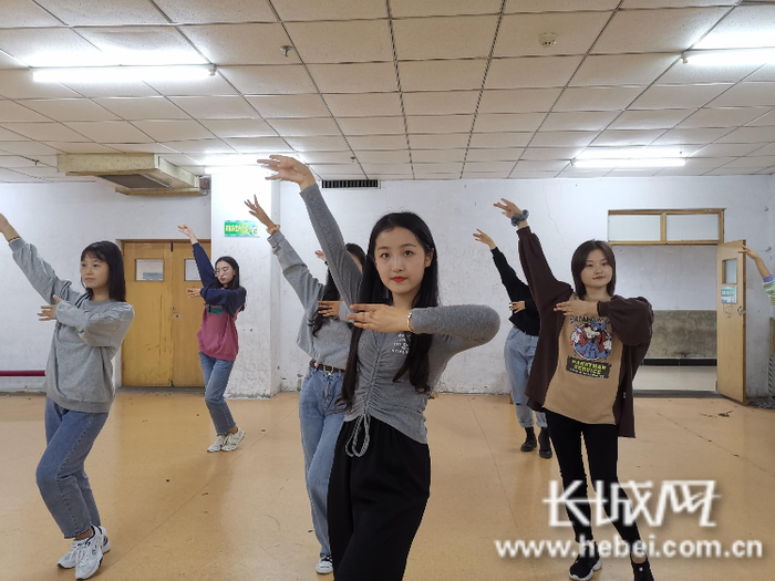 魏小茗正在耐心地教同学跳舞。本人供图