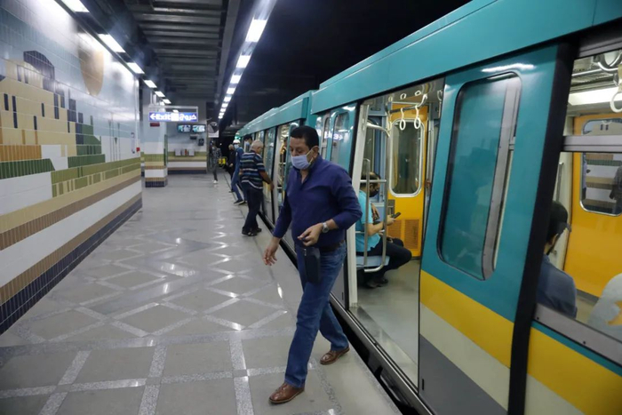 ▲8月16日，在埃及开罗，一名佩戴口罩的男子走下地铁。新华社发（艾哈迈德·戈马摄）