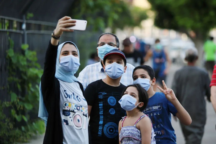 ▲6月12日，在埃及首都开罗，戴口罩的行人在街上自拍。新华社发（艾哈迈德·戈马摄）