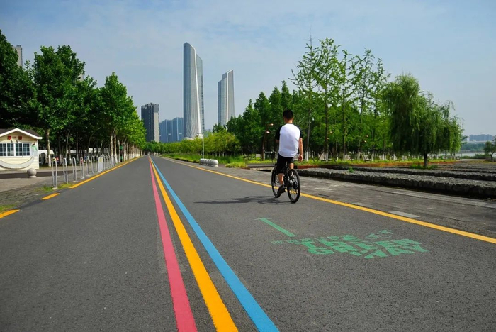 市民骑行在沿江绿道上。南报融媒体记者 姚强 杜文双 冯芃 董家训 摄