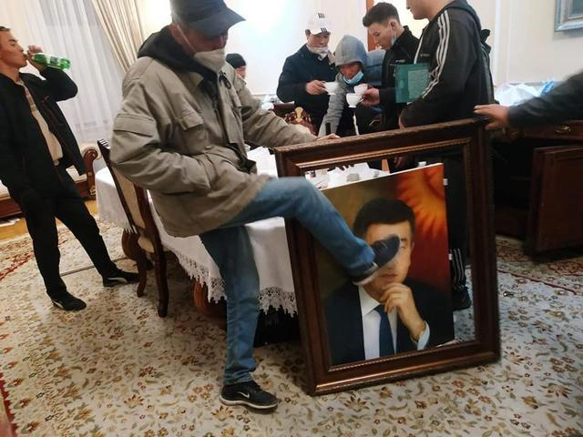 ▲吉尔吉斯斯坦反对派支持者占领政府大楼“白宫”。图据BBC