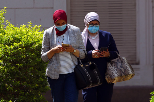 ▲9月7日，在埃及首都开罗街头，人们戴着口罩出行。新华社发（艾哈迈德·戈马摄）