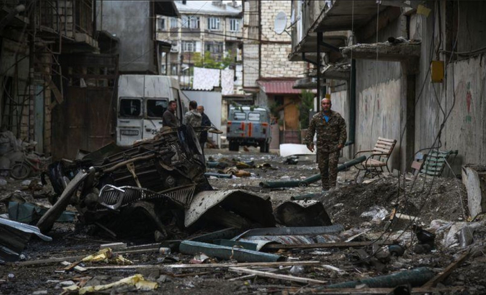  △10月4日纳戈尔诺-卡拉巴赫（纳卡）地区首府斯捷潘纳克特遭到袭击后场景，来自路透社。