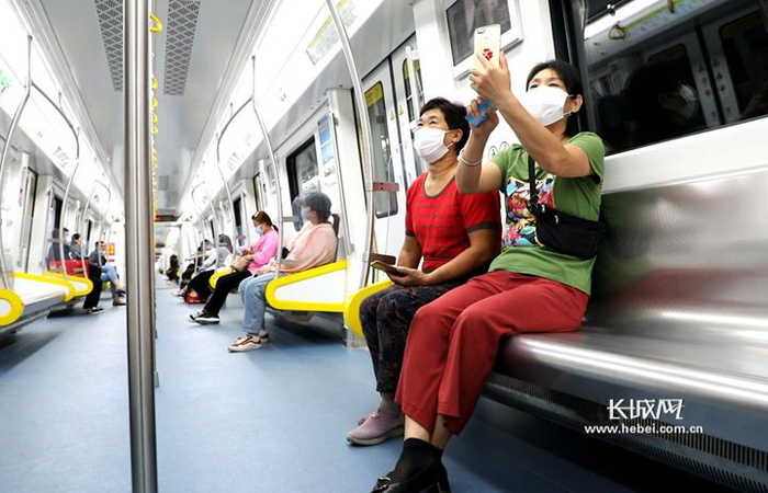 房玉珍和程秀坐上了石家庄地铁2号线，开心地用手机拍照记录这一美好时刻。长城网记者 周亚彬 摄