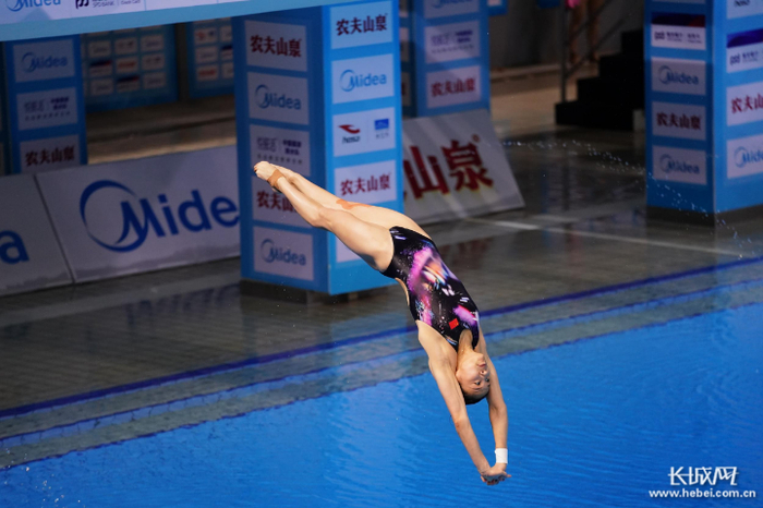 河北名将王涵跃入水中。长城网记者 白璐 摄