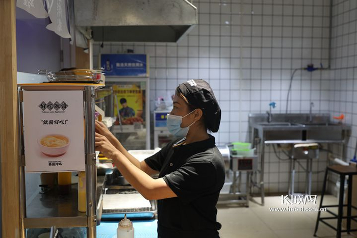 石家庄地铁附近商户在工作中。长城网记者 周亚彬 摄