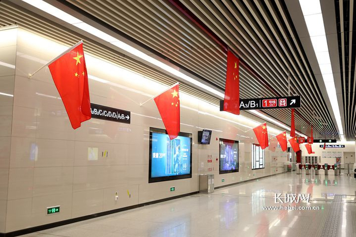 国庆节期间地铁通道里挂满了国旗，洋溢着喜庆的气氛。长城网记者 周亚彬 摄