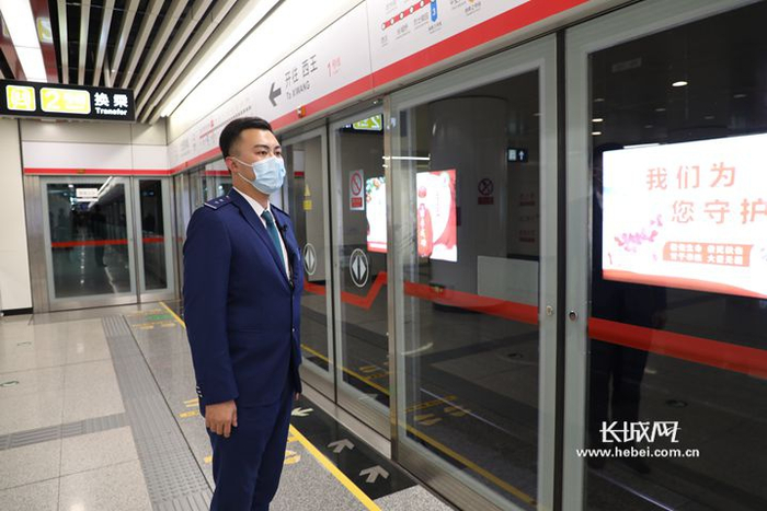 石家庄地铁司机谷一凡在地铁站里。长城网记者 周亚彬 摄