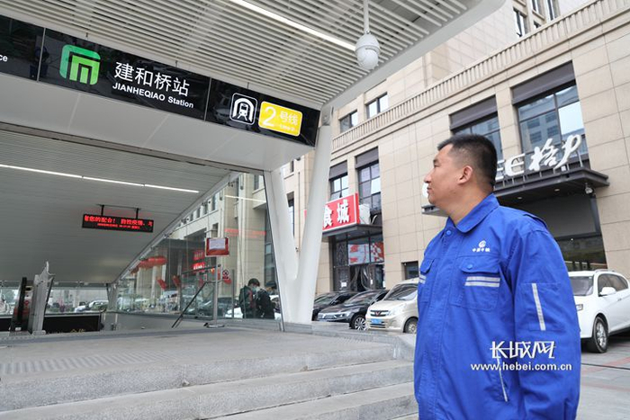 石家庄地铁二号线07标中铁一局项目部张伟在地铁站口。长城网记者 周亚彬 摄