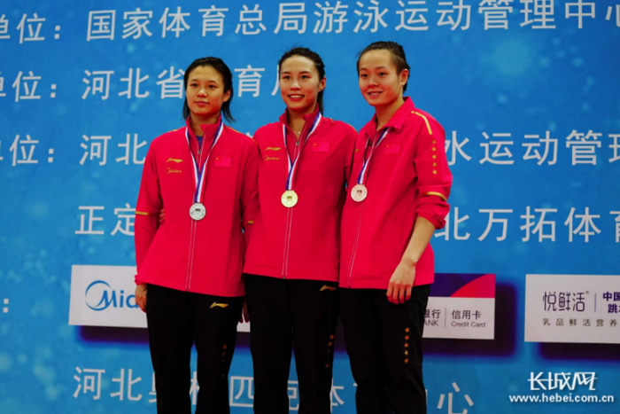 施廷懋（左）、王涵（中）、陈艺文（右）在颁奖现场。长城网记者 白璐 摄