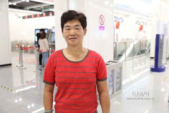 石家庄市民房玉珍告诉记者，能在家门口坐地铁很开心。长城网记者 周亚彬 摄