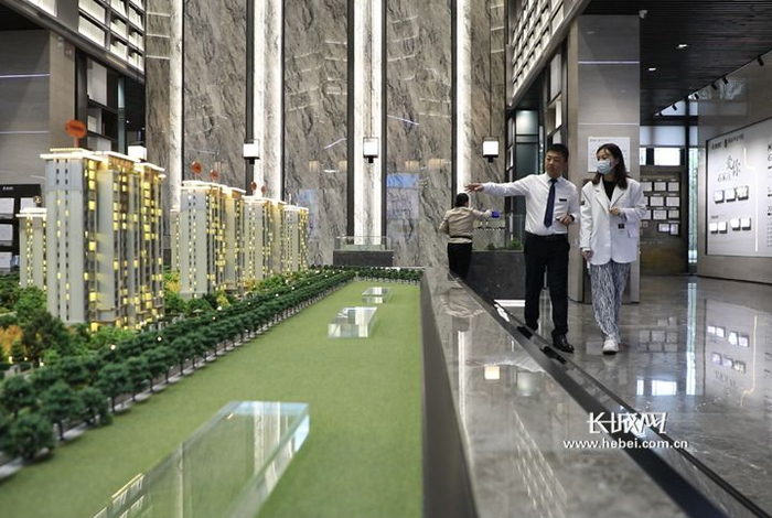 石家庄某地产项目销售主管丁彬在给记者介绍项目情况。长城网记者 周亚彬 摄